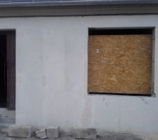 Application de l'enduit sur les contours extérieurs des tableaux...