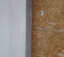 Application de l'enduit sur les contours extérieurs des tableaux...