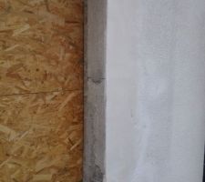 Application de l'enduit sur les contours extérieurs des tableaux...