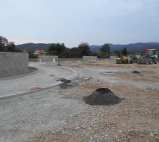 Pose des &eacute;gouts pluviaux et fin des bordures de trottoirs