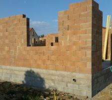 Les Murs ce monte très vite et bien , du bon travail des maçons 
Calimur C20