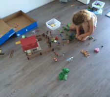 Pendant que papa me met l'on affiche moi je me familiarise avec ma chambre!!