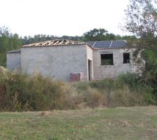 Vue extérieur, avec le garage en premier plan, où il manque encore un peu d'écran.