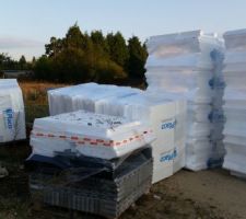 Le 21 /09/2016 deux nouvelles surprises :

1- la livraison des &eacute;l&eacute;ments pour le vide sanitaire
2- cette livraison est faite sur le terrain d'un voisin, 50 M plus loin de mon terrain.