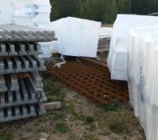 Le 21 /09/2016 deux nouvelles surprises :

1- la livraison des &eacute;l&eacute;ments pour le vide sanitaire
2- cette livraison est faite sur le terrain d'un voisin, 50 M plus loin de mon terrain.