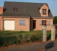 Voici la première construction avant rénovation des extérieurs et garage