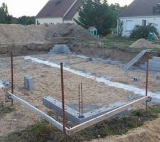 Alors le 23/09/2016 je m'attendais a ce que la construction du vide sanitaire continue mais non! par contre le ma&ccedil;on est bien venu car la seule chose qui a boug&eacute; sur mon chantier c'est le v&eacute;hicule rouge. rien d'autre ! bon !