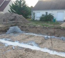 Alors le 23/09/2016 je m'attendais a ce que la construction du vide sanitaire continue mais non! par contre le ma&ccedil;on est bien venu car la seule chose qui a boug&eacute; sur mon chantier c'est le v&eacute;hicule rouge. rien d'autre ! bon !