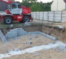 Alors le 23/09/2016 je m'attendais a ce que la construction du vide sanitaire continue mais non! par contre le ma&ccedil;on est bien venu car la seule chose qui a boug&eacute; sur mon chantier c'est le v&eacute;hicule rouge. rien d'autre ! bon !