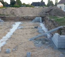 Alors le 23/09/2016 je m'attendais a ce que la construction du vide sanitaire continue mais non! par contre le maçon est bien venu car la seule chose qui a bougé sur mon chantier c'est le véhicule rouge. rien d'autre ! bon !