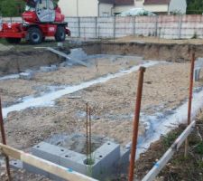 Alors le 23/09/2016 je m'attendais a ce que la construction du vide sanitaire continue mais non! par contre le maçon est bien venu car la seule chose qui a bougé sur mon chantier c'est le véhicule rouge. rien d'autre ! bon !