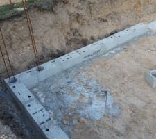 Alors le 23/09/2016 je m'attendais a ce que la construction du vide sanitaire continue mais non! par contre le maçon est bien venu car la seule chose qui a bougé sur mon chantier c'est le véhicule rouge. rien d'autre ! bon !