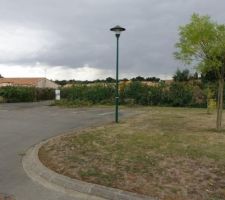 Vue de l'extérieure du terrain après coupe des arbres