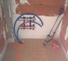 Arrivée chauffage au rez de chaussé (dans le placard de l'entrée)