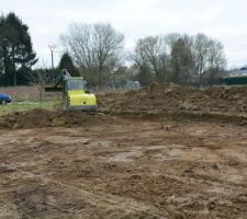 Sur cette photo il s'agit du terrassement du terrain afin de pouvoir pr&eacute;parer les fondations :
vid&eacute;o du terrassement sur youtube ici : https://www.youtube.com/watch?v=O4m3QvaBGWs
Vous y trouverez &eacute;galement ma playlist comment construire de A &agrave; Z.
Alors &agrave; bient&ocirc;t