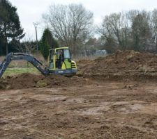 Sur cette photo il s'agit du terrassement du terrain afin de pouvoir pr&eacute;parer les fondations :
vid&eacute;o du terrassement sur youtube ici : https://www.youtube.com/watch?v=O4m3QvaBGWs
Vous y trouverez &eacute;galement ma playlist comment construire de A &agrave; Z.
Alors &agrave; bient&ocirc;t