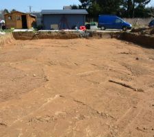 Sur cette photo il s'agit du terrassement du terrain afin de pouvoir préparer les fondations :
vidéo du terrassement sur youtube ici : https://www.youtube.com/watch?v=O4m3QvaBGWs
Vous y trouverez également ma playlist comment construire de A à Z.
Alors à bientôt