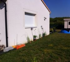 Mise en place des jardinières: bordures beton Castorama, geotextile et gravier calcaire blanc concassé. Plantes auras et agapanthes.