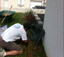 Mise en place des jardinières: bordures beton Castorama, geotextile et gravier calcaire blanc concassé. Plantes auras et agapanthes.