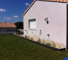 Mise en place des jardinières: bordures beton Castorama, geotextile et gravier calcaire blanc concassé. Plantes auras et agapanthes.