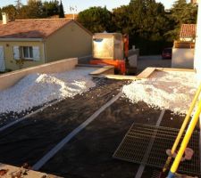 Livraison des galets blancs de l'entrée