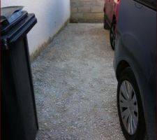 Aire de parking avec 20 cm de moins, le mur doit être nettoyé...