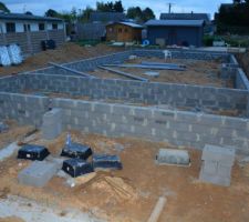 Sur cette photo il s'agit monter le murs de sous bassement 
vid&eacute;o monter le murs de sous bassement sur youtube ici : https://www.youtube.com/watch?v=nrJDj2DwvHo Vous y trouverez &eacute;galement ma playlist comment construire de A &agrave; Z.
Alors &agrave; bient&ocirc;t