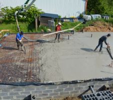 Sur cette photo il s'agit De couler la dalle béton 
vidéo pour couler la future dalle béton sur youtube ici : https://youtu.be/BW_QLHXgM7w 
Vous y trouverez également ma playlist comment construire de A à Z.
Alors à bientôt