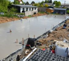 Sur cette photo il s'agit De couler la dalle béton 
vidéo pour couler la future dalle béton sur youtube ici : https://youtu.be/BW_QLHXgM7w 
Vous y trouverez également ma playlist comment construire de A à Z.
Alors à bientôt

Vue de haut