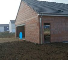 Allée et garage vu du jardin