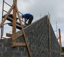 Sur cette photo il s'agit du 15 &eacute;me jour de ma&ccedil;onnerie  : pignon pose des u de chainage 
vid&eacute;o pour la ma&ccedil;onnerie jour 15 sur youtube ici : en cours
Vous y trouverez &eacute;galement ma playlist comment construire de A &agrave; Z.
Alors &agrave; bient&ocirc;t