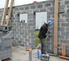 Sur cette photo il s'agit du 13 &eacute;me jour de ma&ccedil;onnerie  : d&eacute;coupe pour mur de refend
vid&eacute;o pour la ma&ccedil;onnerie jour 13 sur youtube ici : en cours
Vous y trouverez &eacute;galement ma playlist comment construire de A &agrave; Z.
Alors &agrave; bient&ocirc;t