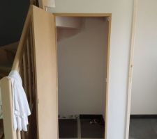 Création d'une porte pour récupérer l'espace perdu sous l'escalier