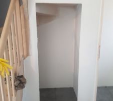 Création d'une porte pour récupérer l'espace perdu sous l'escalier