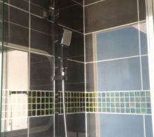 Pose de la porte de douche et de la colonne