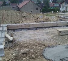 Béton coulé au sommet des agglos.