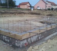 Béton coulé au sommet des agglos.