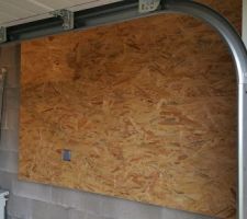 Montage des panneaux OSB au mur du garage