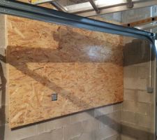 Montage des panneaux OSB au mur du garage