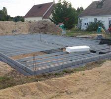 Bon aller, c'est reparti pour le vide sanitaire. Ça fait plaisir de voir que ça prend forme :) vivement la suite :)