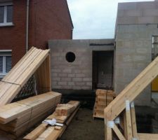 La charpente passera une partie de l'hiver dehors, sur le devant du terrain ... chantier arrêté 2 mois.