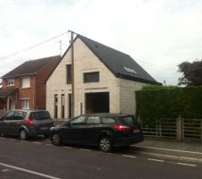 Toiture terminée dans la journée, mise à part le bandeau PVC mal fixé le reste est très bien réalisé