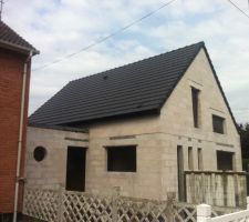 Toiture terminée dans la journée, mise à part le bandeau PVC mal fixé le reste est très bien réalisé