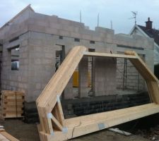 La charpente passera une partie de l'hiver dehors, sur le devant du terrain ... chantier arrêté 2 mois.