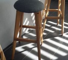 Tabouret de bar de chez TATTI, je crois que je vais passer beaucoup de temps dans ce magasin !! 

29.99? le tabouret ! je n'ai rien trouvée de plus raisonnable en tarif ! 
bon ok ca ne durera peut être pas 20 ans, mais de toute façon je pense qu'une déco ne doit pas être éternelle !!