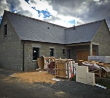 Le devant de la maison commence à faire dépotoir... Et le constructeur empiète de plus en plus chez le voisin...