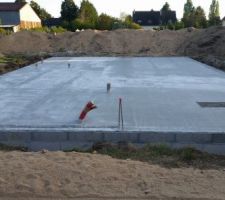 Et oui ça y est la dalle est coulé :) maintenant le temps du séchage :)
Vivement la suite :)