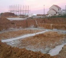 Enfin un début après un mois de retard