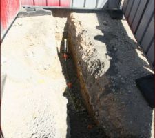 La tranchée dans notre allée : raccordement du gaz.