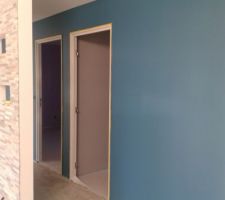 Le bleu plus clair du couloir